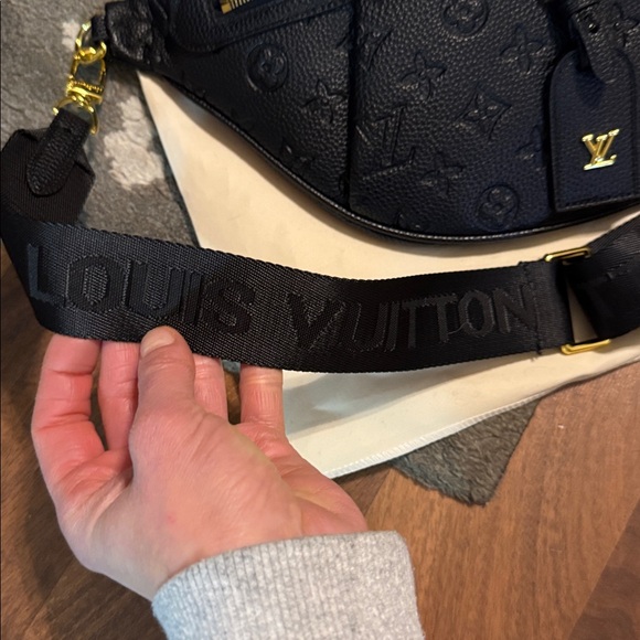Black bum bag
L v - Picture 4 of 7